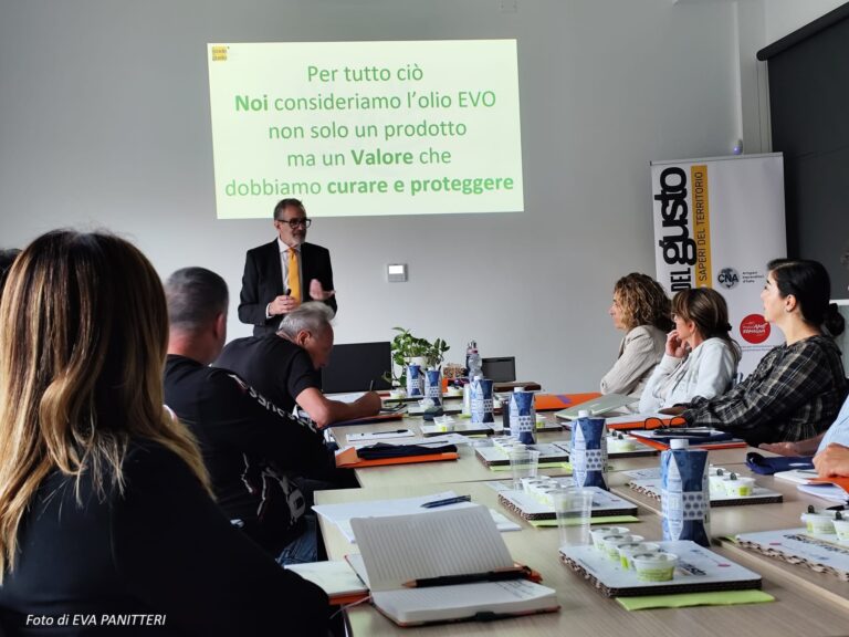 Al via i corsi 2025 per “Degustatore e Degustatrice di olio EVO” a Rimini. Inizia un viaggio intenso, articolato su più giornate, alla scoperta nel dell’olio Extravergine di oliva di qualità.